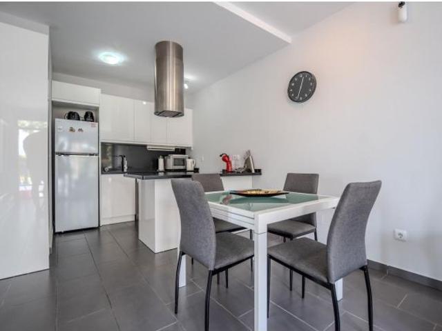 Moderno chalet esquinero de 2 dormitorios en Villamartín ¡Ubicación privilegiada!