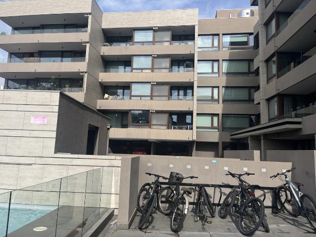 Moderno departamento 1 dorm, 2 baños, estacionamiento y bd
