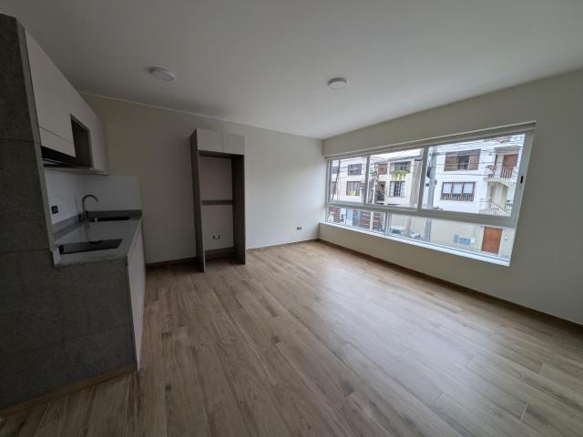 Moderno departamento en primer piso con acceso a bello patio interior