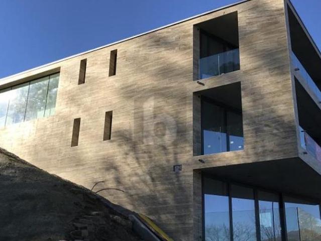 MODERNO ED ELEGANTE IN POSIZIONE SOLEGGIATA