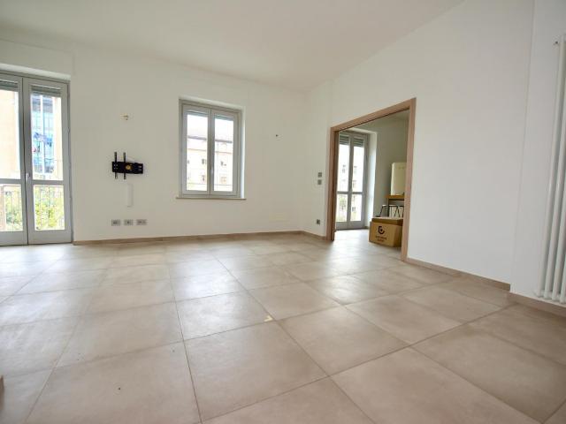 MODERNO QUADRILOCALE DA ARREDARE IN CENTRO