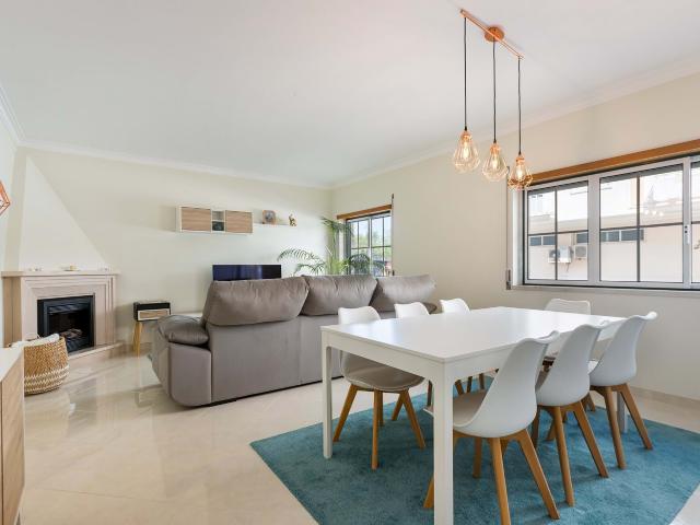 Moderno T2 em Loures / Prédio de 2007 / Arrecadação