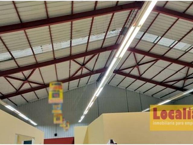 Nave comercial de 1500 m² y aparcamiento de 2000 m² en Guarnizo, Cantabria