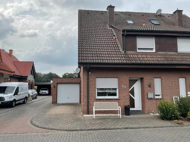 Moderene Doppelhaushälfte mit großem Garten und Ausbaupotenzial