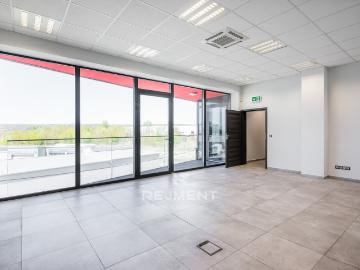 Nowoczesny lokal biurowy 160 m² z balkonem i parkingiem