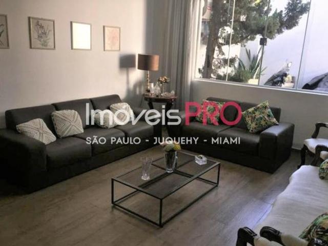 Moema. Reformada, 3 dormitórios, 240 m²
