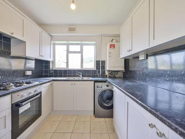 Moffat Court, Wimbledon, London, SW19 3 bed flat to rent £2,250 pcm £519 pw