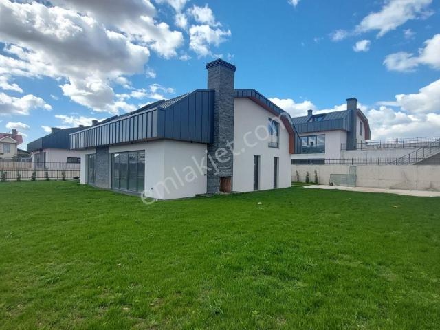 Mogan Gölüne Yakın Full Yapılı Ana Site İçinde Manzaralı Villa