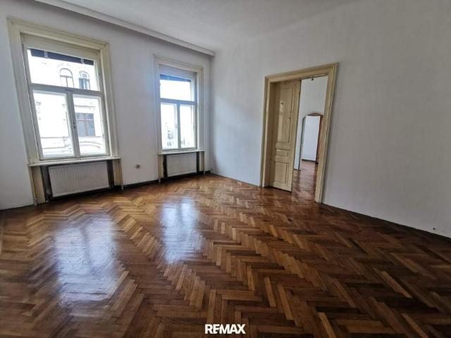 Mögliches Paradies > verschiedenste Umbaumöglichkeiten > sanierungsbedürftige 4 Zimmer plus in guter Lage des 6.