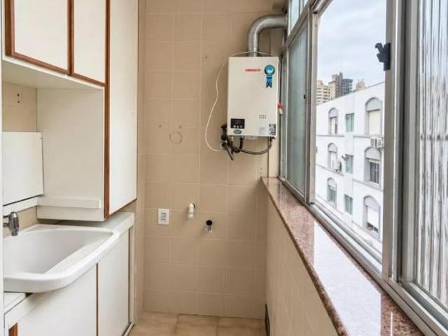 MOINHOS IMOBILIÁRIA VENDE | Amplo apartamento de 61,40m² privativos, 1 dorm., churrasqueira, vaga e