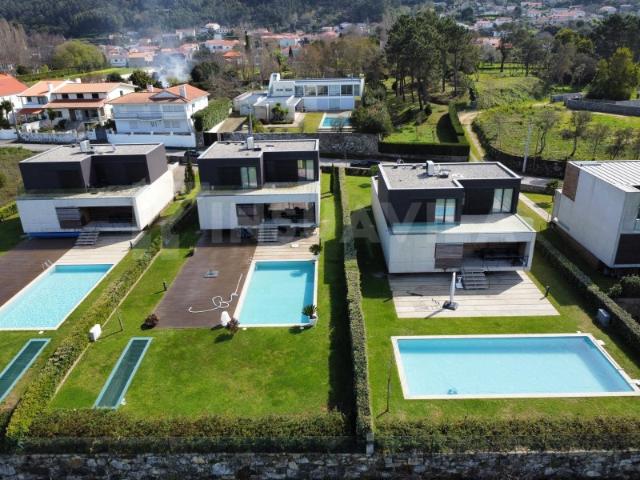 Moledo Moradia T4 com piscina Mobilada e equipada