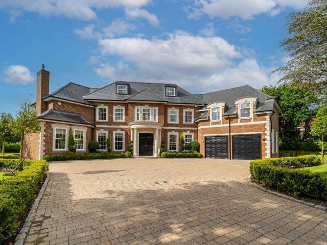 Moles Hill, Oxshott, Leatherhead. 5 bed detached house to rent £25,000 pcm £5,769 pw