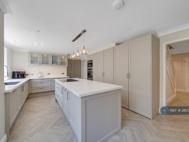 Molesey Park Road, East Molesey, KT8 4 bed detached house to rent £4,950 pcm £1,142 pw