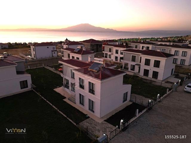 MOLLAKASIM'DA GÖL MANZARALI PRESTİJLİ SİTE'DE 4+1 SATILIK VİLLA