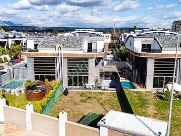Mollayusuf'ta Site İçinde Müstakil Havuzlu Villa