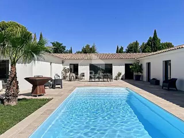 Mollégès 13940 Achat / Vente maison 8 pièces t8 au dernier étage piscine