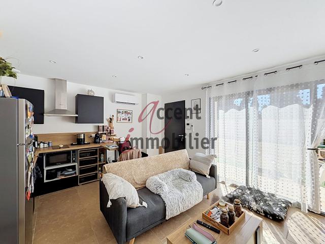 Molleges: Appartement T2 avec terrasse et cour privative