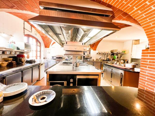 Mollet de Peralada | Exclusiva masía histórica restaurada con restaurante gastronómico y vivienda privada