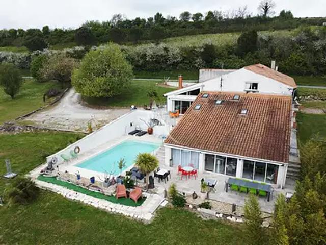 Mortagne sur Gironde 17120 Achat / Vente maison 8 pièces t8 au dernier étage piscine