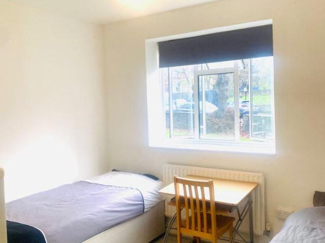 Mortimer Crescent, London NW6 1 bed in a house share to rent £4,697 pcm £1,084 pw