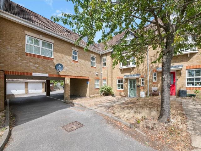 Morton Close, Uxbridge, UB8 2 bed apartment to rent £1,850 pcm £427 pw
