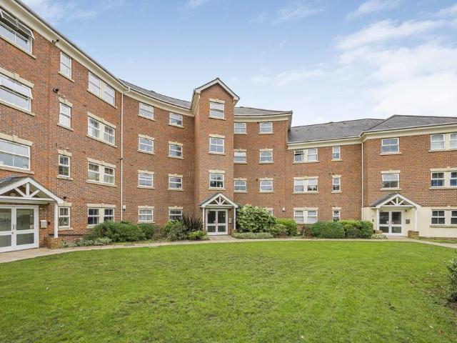 Morton Close, Uxbridge UB8 2 bed apartment to rent £1,900 pcm £438 pw