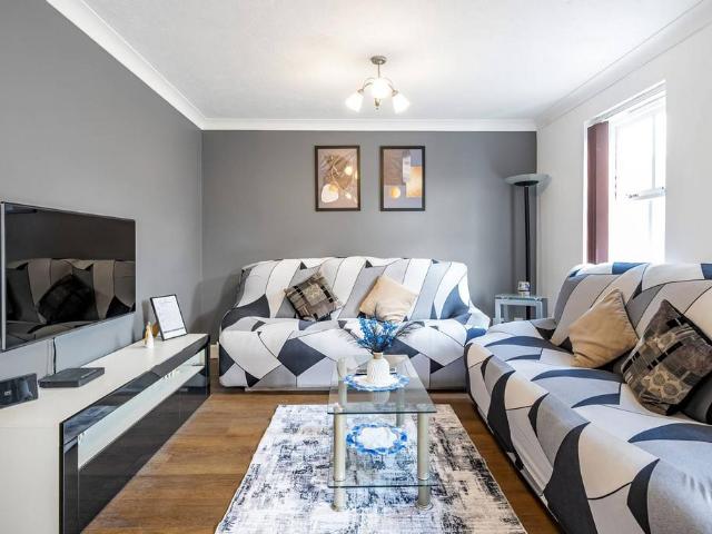 Mortlake Drive, London, CR4 3RQ, United Kingdom | 4 bed townhouse for rent #131907871 | Rentberry