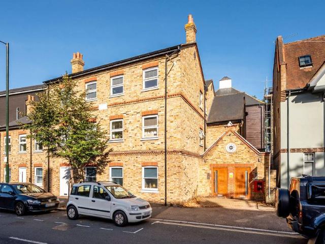 Mortlake High Street, Mortlake. 1 bed flat to rent £2,950 pcm £681 pw