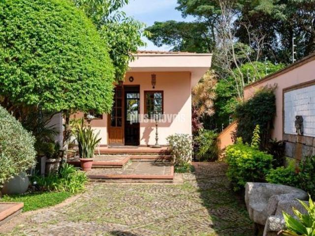 MORUMBI JARDIM LEONOR 288,0M² ÁREA CONSTRUÍDA 700,0M² ÁREA DE TERRENO 4 QUARTOS 3 SUÍTES 3 GARAGEM