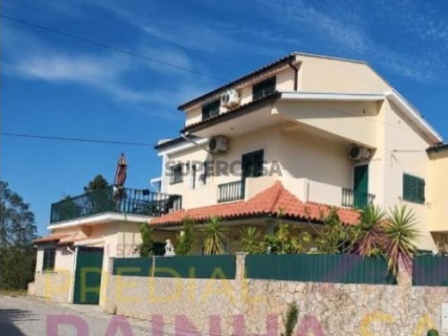 Moradia M4 com vistas panorâmicas, areas verdes, paineis solares e garagem em Coimbra