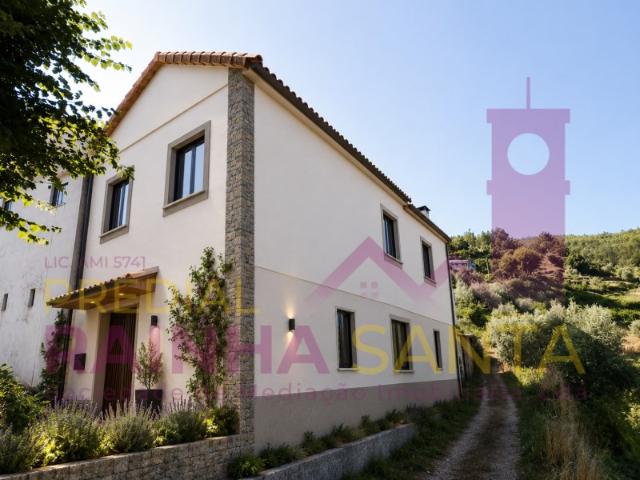 Moradia M4 com garagem, terreno e vistas para campo e montanha 6 km de Vila Nova de Poiares