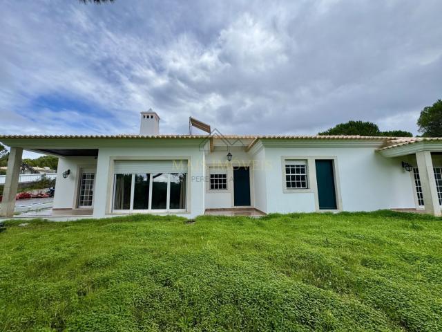 MORADIA M4 COM PISCINA E TERRENO