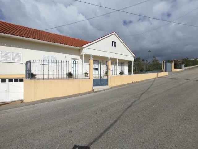 Moradia M3+1 na Bidoeira de Baixo, Leiria, em excelente estado de conservação