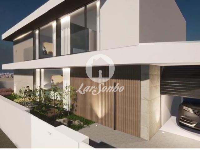 Moradia M3+1 NOVA de luxo com G.F. a 300m da praia de Arvore, Vila do Conde