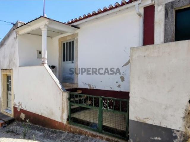 Moradia M3 em Runa, Torres Vedras, com terraço e churrasqueira, área útil de 120 m²