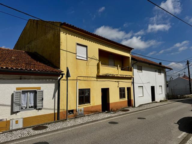 Moradia M3+1 com garagem dupla, anexos e terreno
