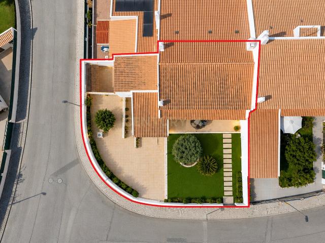 Moradia T2 Multifamiliar C/ 2 Frações Anexas, localizada nos. 150m² Albufeira e Olhos de Água