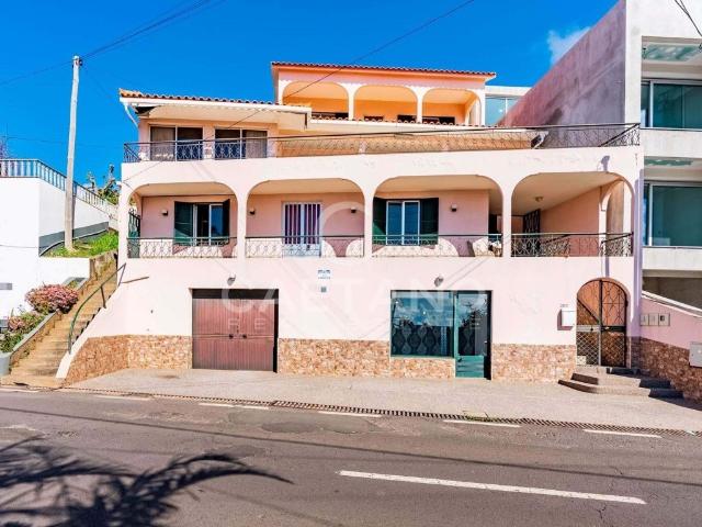 Moradia Multifuncional com Vista Mar e Elevado Potencial de. 306m² Canhas