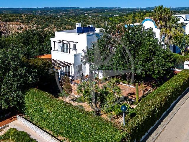 Moradia mediterrânica com 3 quartos e jardim maduro na Quinta do Perogil, Tavira