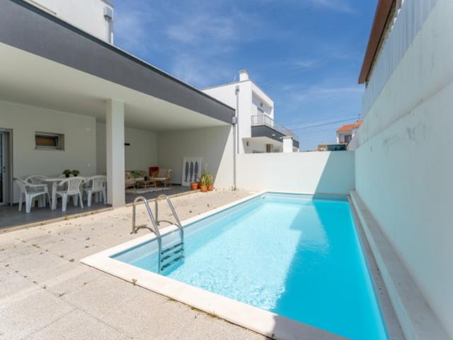 Moradia mobilada em excelente estado com piscina em Famalicão Nazaré