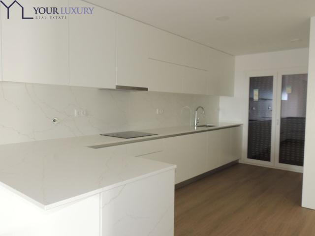 Moradia Moderna com Terraços e Logradouro