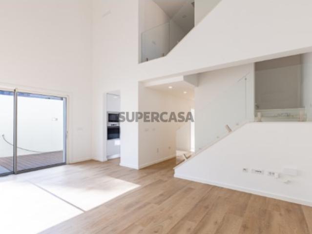 Moradia moderna com pé direito duplo e garagem na Costa