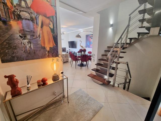 Moradia moderna com piscina e garagem em condomínio Vilamo. 158m² Quarteira