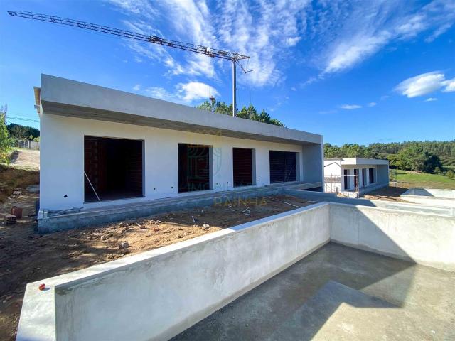 Moradia Moderna com Piscina e Garagem – Tranquilidade e Pert. 121m² Alfeizerão