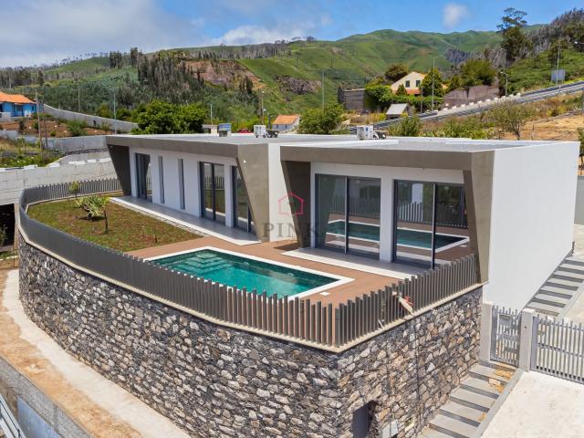 Moradia Moderna com Piscina T3 na Ponta do Pargo, Calheta