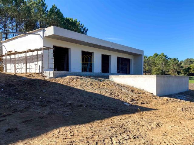 Moradia Moderna com Piscina – Tranquilidade e Perto da Praia 121m² Alfeizerão