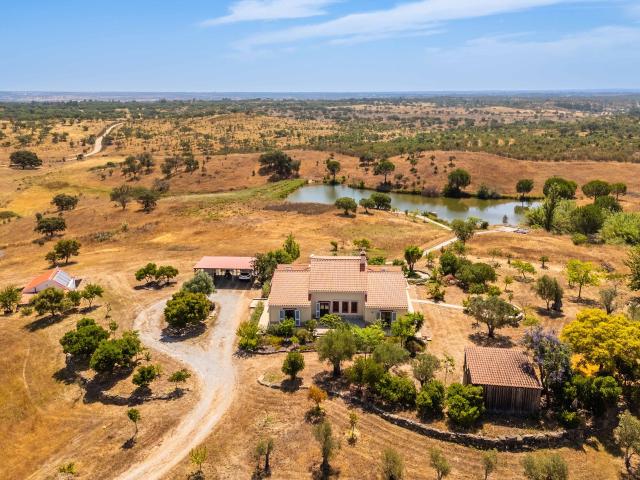 Moradia moderna com 4 quartos e lago privado perto de Ourique, no Alentejo