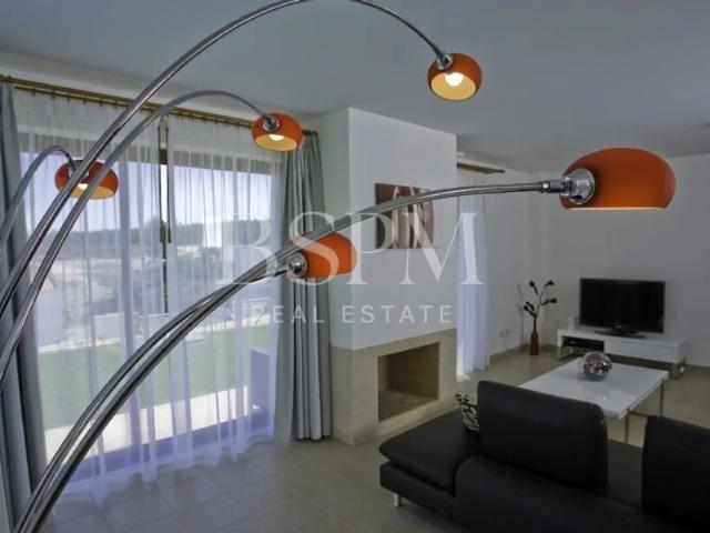 Moradia moderna contemporânea isolada com piscina privada disponível a partir de 1 de outubro de 2026