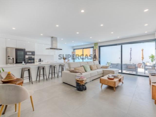Moradia Moderna Geminada composta por 4 quartos e piscina privada, com um amplo terraço e estacionamento privado, situada a numa tranquila zona residencial, a apenas 5 minutos do centro de Portimão e das magníficas praias do Algarve