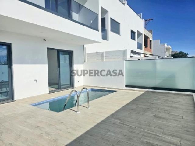 Moradia Moderna Geminada de Três Quartos com Garagem e Piscina Privativa Tavira